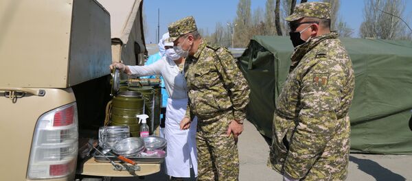 Питание военнослужащих и сотрудников министерств КР выполняющих задачи на блокпостах Питание военнослужащих и сотрудников министерств КР выполняющих задачи на блокпостах - Sputnik Кыргызстан