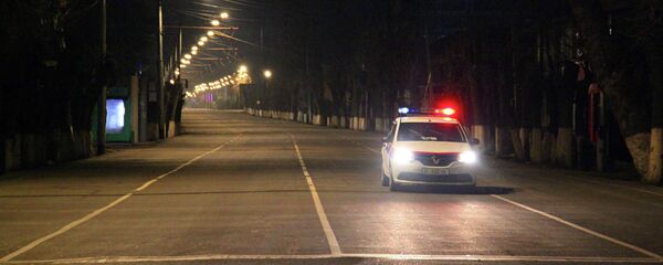 Автомобиль МВД патрулирует в городе Ош во время комендантского часа введенного в режиме ЧС в связи с коронавирусом - Sputnik Кыргызстан