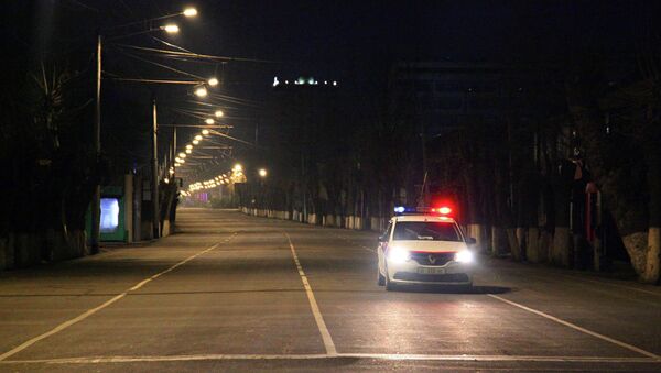 Автомобиль МВД патрулирует в городе Ош во время комендантского часа  - Sputnik Кыргызстан