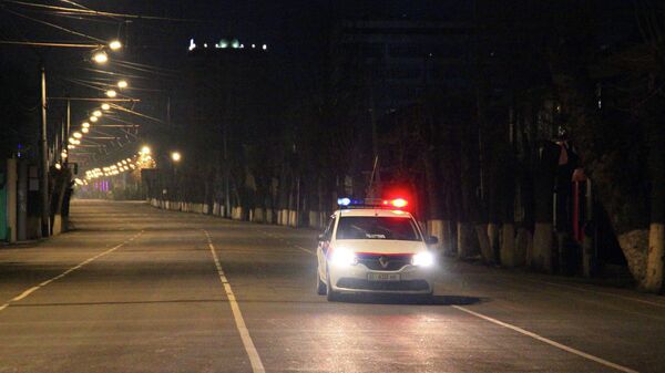 Автомобиль МВД патрулирует в городе Ош во время комендантского часа  - Sputnik Кыргызстан