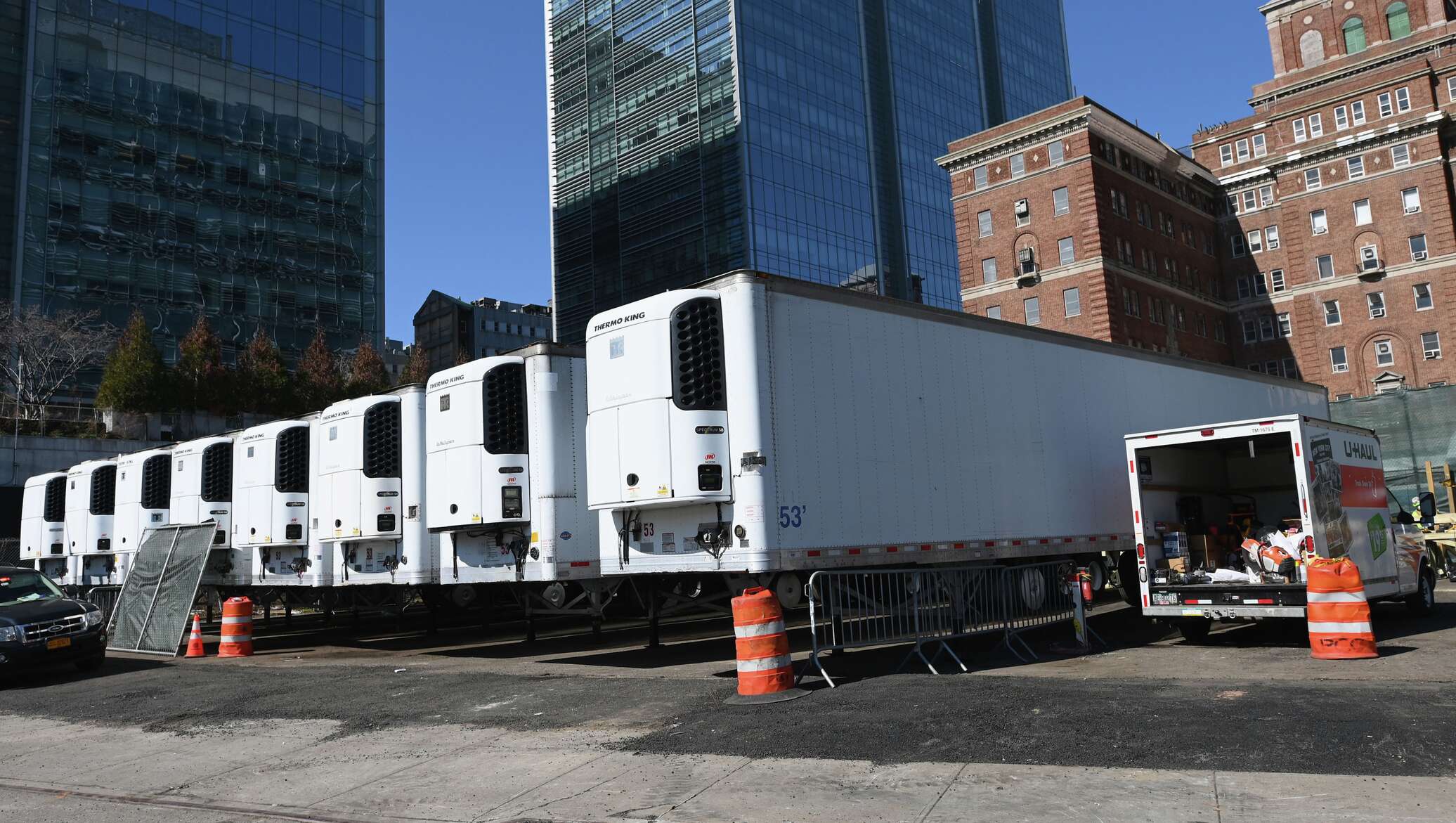 Рефрижератор с телами. Вагон для перевозки трупов. Рефрижератор с телами. Рефрижератор с телами. Рефрижератор в морге.