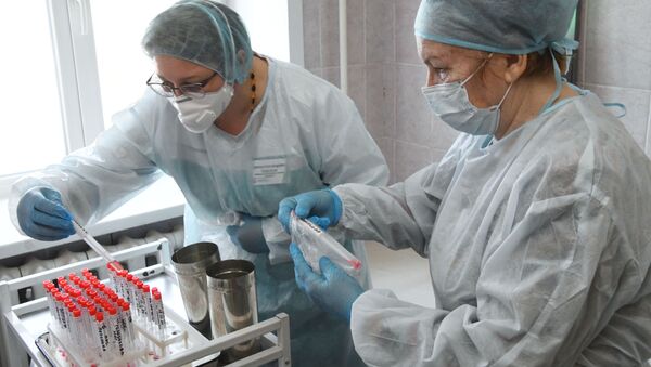 Врачи Клинического медицинского центра подписывают пробирки с образцами биоматериалов - Sputnik Кыргызстан