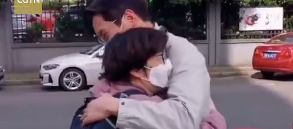 Кытай дарыгерлери бүлөсү менен 50 күндөн кийин жолукту. Көзгө жаш алдырган видео - Sputnik Кыргызстан