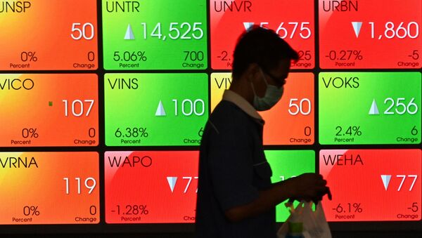 Мужчина в медицинской маске проходит мимо экрана, показывающего показатели на фондовом рынке - Sputnik Кыргызстан