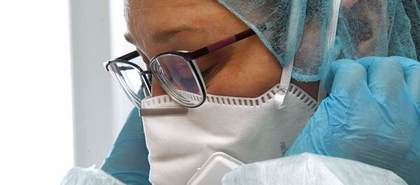 Врач медицинского центра перед началом исследования пациентов на коронавирус. Архивное фото - Sputnik Кыргызстан