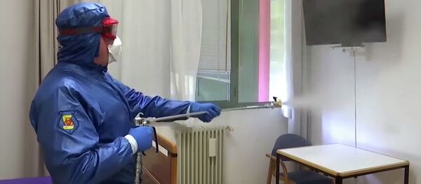 Медициналык кызматкер дезинфекциялоо учурунда  - Sputnik Кыргызстан