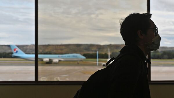 Пассажир в медицинской маске в аэропорту. Архивное фото - Sputnik Кыргызстан