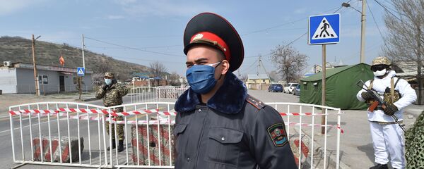 Патрулдук милиция жана мамлекеттик гвардия кызматкерлери блокпостто турган учурда. Архив - Sputnik Кыргызстан