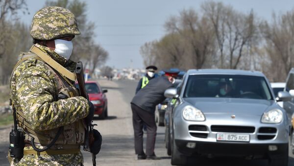 Военнослужащие Национальной гвардии и сотрудники патрульной милиции в лицевых масках видны на контрольно-пропускном пункте. Архивное фото - Sputnik Кыргызстан