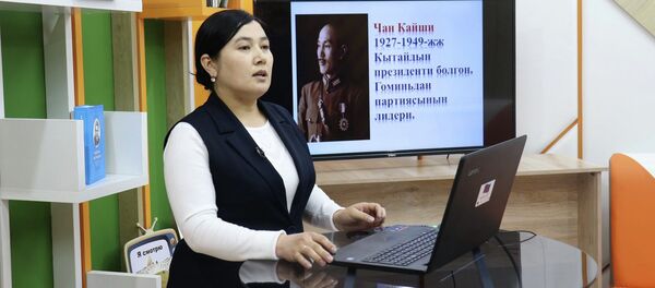 Дистанттык сабак өтүп жаткан мугалим - Sputnik Кыргызстан