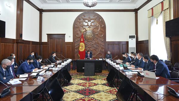 Премьер-министр Мухаммедкалый Абылгазиев өлкө экономикасын колдоо жана калыбына келтирүү боюнча чогулуш өткөргөн - Sputnik Кыргызстан