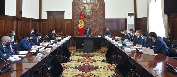 Премьер-министр Мухаммедкалый Абылгазиев өлкө экономикасын колдоо жана калыбына келтирүү боюнча чогулуш өткөргөн Премьер-министр Мухаммедкалый Абылгазиев өлкө экономикасын колдоо жана калыбына келтирүү боюнча чогулуш өткөргөн - Sputnik Кыргызстан