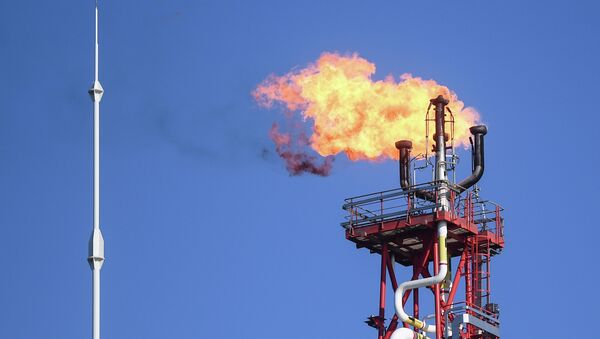 Факел стационарной платформы на нефтегазоконденсатном месторождении имени. Архивное фото - Sputnik Кыргызстан