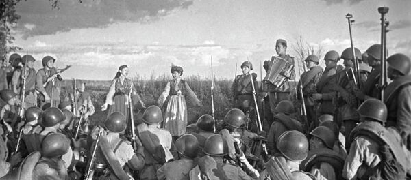 Для бойцов дивизии выступает фронтовая бригада артистов из Казахстана и Киргизии Для бойцов дивизии выступает фронтовая бригада артистов из Казахстана и Киргизии - Sputnik Кыргызстан