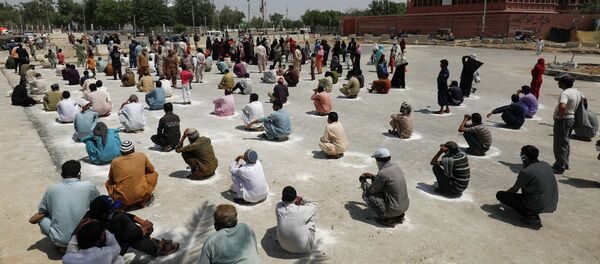 Кишилер бор менен сызылып жерлерде отурат, коопсуз дистанцияны кармоо үчүн - Sputnik Кыргызстан