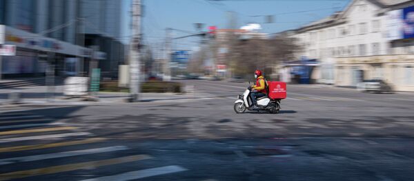 Сотрудник службы доставки едет на мотоцикле. Архивное фото - Sputnik Кыргызстан