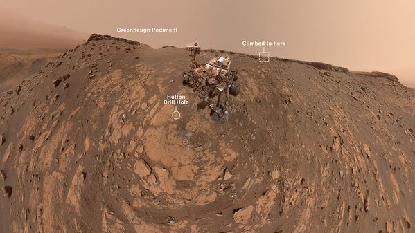 Селфи марсохода Curiosity возле крутого песчаного склона под фронтоном Гринхью - Sputnik Кыргызстан