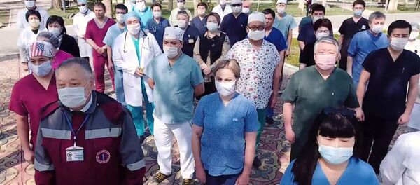 Врачи Кыргызстана собрались на улице и обратились к кыргызстанцам. Видео - Sputnik Кыргызстан