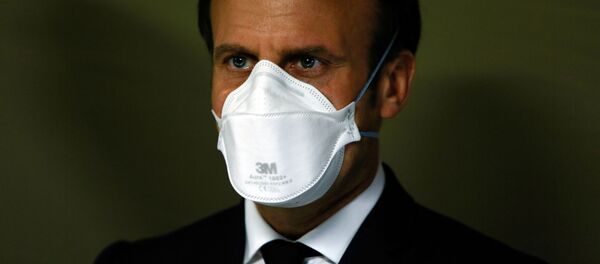 Президент Франции Эммануэль Макрон в медицинской маске Президент Франции Эммануэль Макрон в медицинской маске - Sputnik Кыргызстан