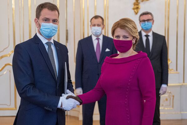 Президент Словакии Зузана Чапутова и премьер-министр Словакии Игорь Матович в медицинских масках - Sputnik Кыргызстан