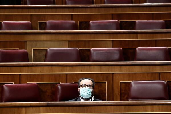 Член испанкого парламента Jose Maria Sanchez Garcia в маске - Sputnik Кыргызстан