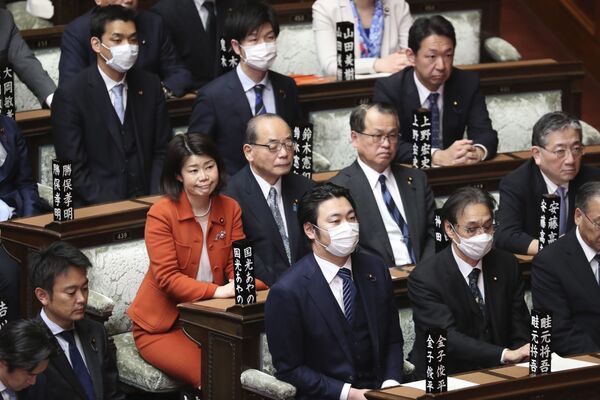 Парламентарии в масках в Токио  - Sputnik Кыргызстан