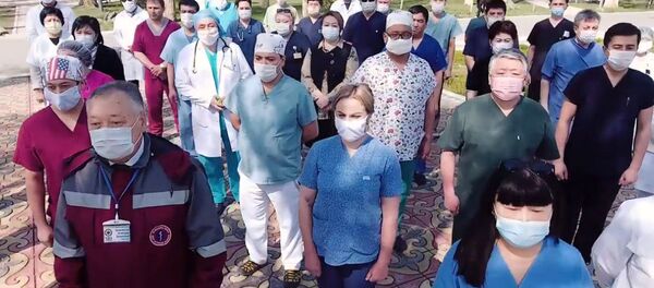 Үйдө отуруп жардам бергиле! Дарыгерлер кыргызстандыктарга кайрылды. Видео - Sputnik Кыргызстан