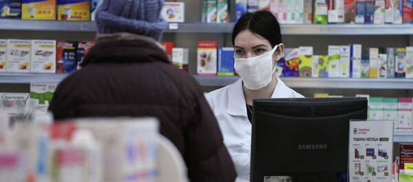 Пожилая женщина в одной из аптек города. Архивное фото Пожилая женщина в одной из аптек города. Архивное фото - Sputnik Кыргызстан