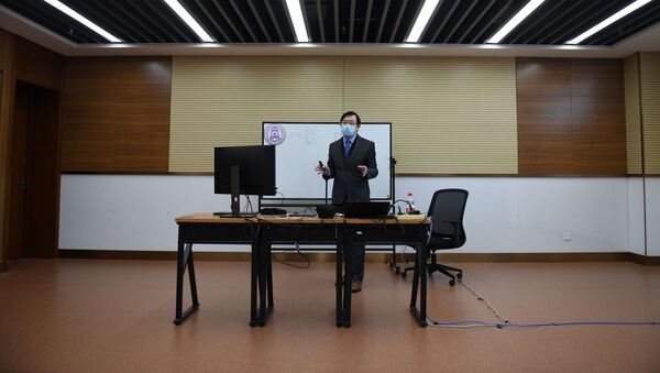 Профессор посещает онлайн-курс в университете. Архивное фото - Sputnik Кыргызстан