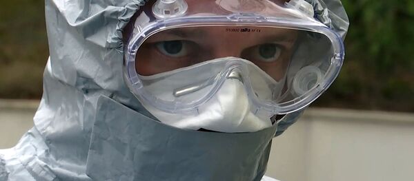 Специалисты в костюмах бактериологической защиты осматривают лечебное учреждение - Sputnik Кыргызстан