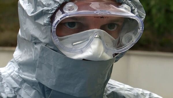 Специалисты в костюмах бактериологической защиты осматривают лечебное учреждение - Sputnik Кыргызстан