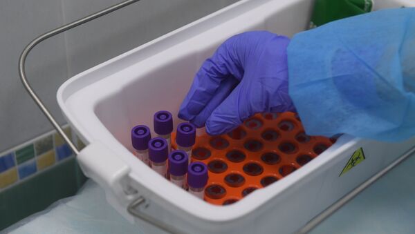 Бокс для транспортировки тестов на коронавирус в медицинской лаборатории - Sputnik Кыргызстан
