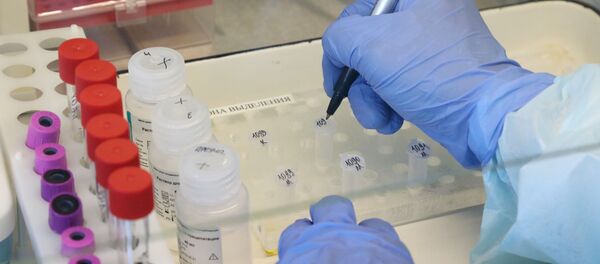 Лабораториянын ишкери коронавируска тест кылып жаткан учурунда. Архив Лабораториянын ишкери коронавируска тест кылып жаткан учурунда. Архив - Sputnik Кыргызстан