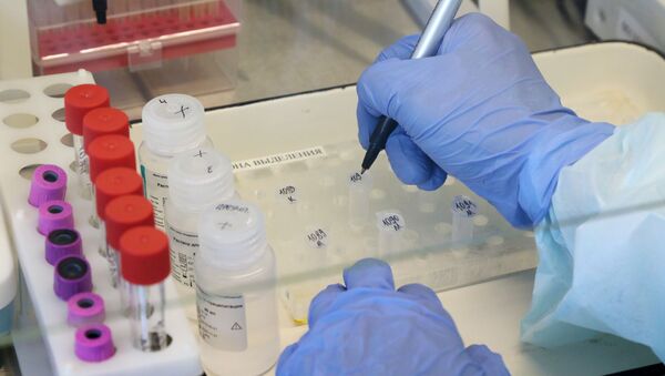 Сотрудник лаборатории выполняет анализы на коронавирус - Sputnik Кыргызстан