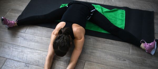 Девушка занимается гимнастикой в комнате. Архивное фото - Sputnik Кыргызстан