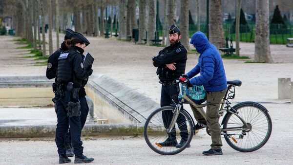 Велосипедчен адамдын документтерин текшерип жаткан полиция кызматкерлери. Архив - Sputnik Кыргызстан