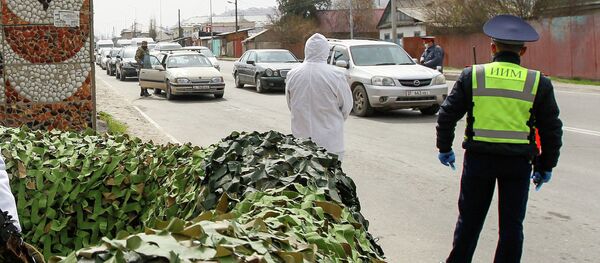 Укук коргоочу кызматкерлери Бишкектеги блокпостто турган учурда. Архив Укук коргоочу кызматкерлери Бишкектеги блокпостто турган учурда. Архив - Sputnik Кыргызстан