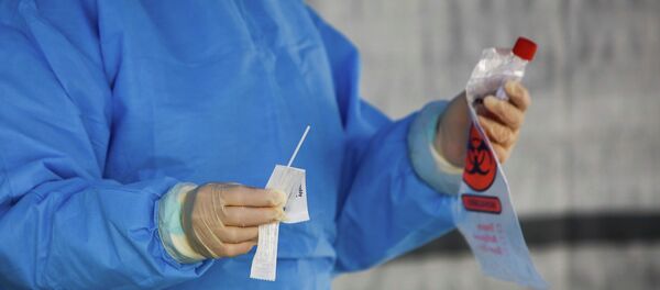 Медицинский работник держит пробирку с тест-системой на коронавирус Медицинский работник держит пробирку с тест-системой на коронавирус - Sputnik Кыргызстан