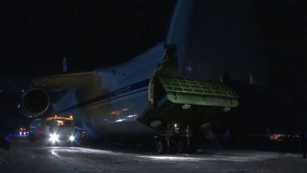 Россия отправила в США самолет с гумпомощью для борьбы с COVID-19. Видео - Sputnik Кыргызстан