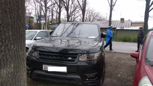 Автомашина марки Land Rover, водитель которого был задержан с поддельным пропуском для свободного передвижения по городу - Sputnik Кыргызстан