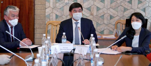 Жогорку Кенеш жыйналышында Аида Исмаилова, Сабыржан Абдикаримов жана Мухаммедкалый Абылгазиев Жогорку Кенеш жыйналышында Аида Исмаилова, Сабыржан Абдикаримов жана Мухаммедкалый Абылгазиев - Sputnik Кыргызстан