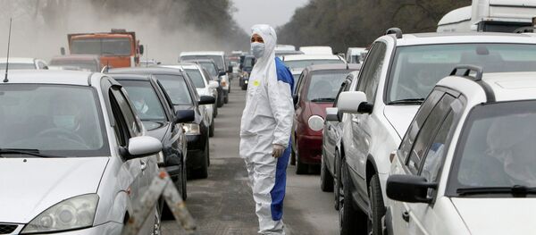 Медицинский работник в защитном снаряжении на контрольно-пропускном пункте за пределами Бишкека - Sputnik Кыргызстан