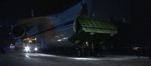 Россия АКШга COVID-19 менен күрөшүү үчүн гумжардам жөнөттү. Видео - Sputnik Кыргызстан