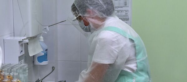 Медициналык дарыгер колун жууп жаткан убакытта. Архив - Sputnik Кыргызстан