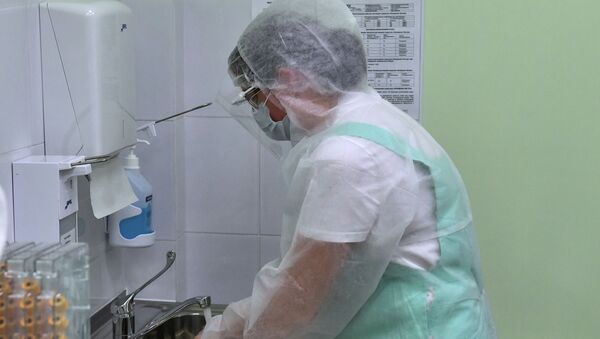 Врач моет руки перед забором пробы на коронавирус в частной лаборатории. Архивное фото - Sputnik Кыргызстан