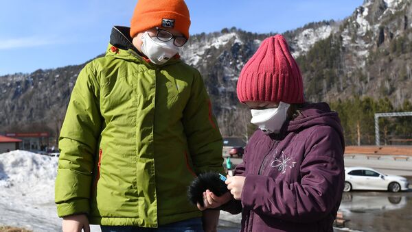 Дети в защитных масках на площади во время пандемии коронавируса в городе. Архивное фото - Sputnik Кыргызстан