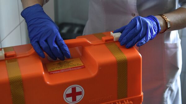Чемодан с лекарственными средствами в руках у врача скорой помощи. Архивное фото - Sputnik Кыргызстан