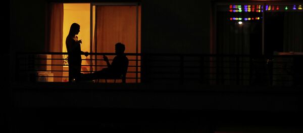 Балкондо турган аял жана эркек. Архив Балкондо турган аял жана эркек. Архив - Sputnik Кыргызстан