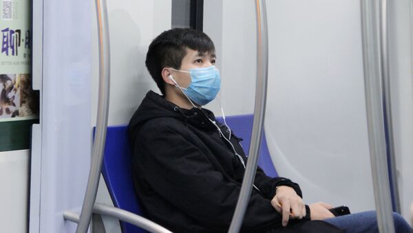 Пассажир метро в медицинской маске. Архивное фото - Sputnik Кыргызстан