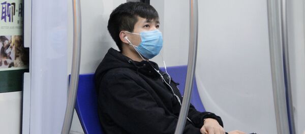 Пассажир метро в медицинской маске. Архивное фото - Sputnik Кыргызстан